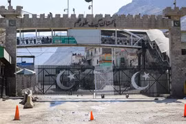 Cửa khẩu biên giới Torkham giữa Afghanistan và Pakistan tại tỉnh Nangarhar (Afghanistan), ngày 23/2/2023. (Ảnh: AFP/TTXVN)