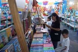 Bạn đọc đến tham quan, chọn sách tại Lễ hội Đường sách Tết Giáp Thìn 2024. (Ảnh: Thu Hoài/TTXVN)