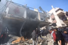 Một tòa nhà bị phá hủy sau cuộc không kích của Israel tại Rafah, Dải Gaza, ngày 24/2/2024. (Ảnh: THX/TTXVN)