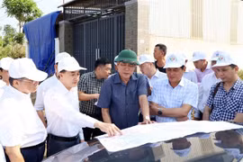 Đoàn công tác của Bộ Y tế khảo sát địa điểm dự kiến triển khai Dự án Bệnh viện Đa khoa vùng khu vực Tây Nguyên. (Ảnh: Hoài Thu/TTXVN)