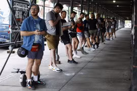 Người dân xếp hàng chờ tiêm vaccine phòng bệnh đậu mùa khỉ ở Brooklyn, New York, Mỹ ngày 17/7/2022. (Ảnh: AFP/TTXVN) 