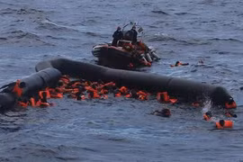 Người di cư và tị nạn được lực lượng cứu hộ Tây Ban Nha giải cứu ngoài khơi Libya ngày 11/11/2020. (Nguồn: DPA/TTXVN) 