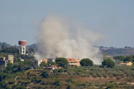 Khói bốc lên sau một cuộc không kích của Israel tại Tayr Harfa, Liban. (Ảnh: THX/TTXVN)