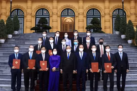 Chủ tịch nước Nguyễn Xuân Phúc với các Đại sứ, Trưởng cơ quan đại diện Việt Nam tại nước ngoài chuẩn bị lên đường nhận nhiệm vụ. (Ảnh: Lâm Khánh/TTXVN) 