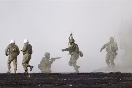 Lực lượng Phòng vệ trên bộ (GSDF) của Nhật Bản tham gia tập trận chung với lực lượng Lính thủy đánh bộ Mỹ trên đảo Shizuoka, miền Trung Nhật Bản, ngày 23/3/2022. (Ảnh: Kyodo/TTXVN) 