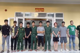 Nhóm đối tượng xuất cảnh trái phép sang Lào bị bắt quả tang tại Hướng Hóa, Quảng Trị. (Nguồn: Báo Lao động)
