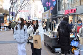 Một con phố mua sắm ở Seoul, Hàn Quốc. (Ảnh: Khánh Vân/TTXVN)