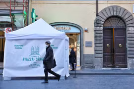 Một điểm xét nghiệm nhanh COVID-19 tại Rome, Italy, ngày 27/1/2021. (Nguồn: THX/TTXVN) 