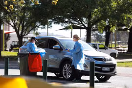 Nhân viên y tế lấy mẫu xét nghiệm COVID-19 tại Canberra, Australia, ngày 20/3/2020. (Nguồn: THX/TTXVN) 