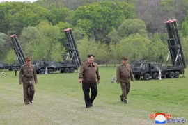 Nhà lãnh đạo Triều Tiên Kim Jong-un (giữa) chỉ đạo cuộc tập trận phản công hạt nhân với sự tham gia của các đơn vị tên lửa đa nòng siêu lớn, ngày 22/4/2024. (Ảnh: Yonhap/TTXVN)