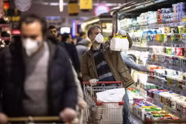 Người dân đeo khẩu trang để phòng tránh lây nhiễm COVID-19 tại siêu thị ở Tehran, Iran, ngày 5/3/2020. (Nguồn: THX/ TTXVN) 