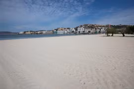 Một bãi biển vắng khách du lịch do dịch COVID-19 tại Calvia, Tây Ban Nha ngày 12/4/2020. (Nguồn: AFP/TTXVN) 
