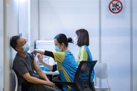 Nhân viên y tế tiêm vaccine ngừa COVID-19 cho người dân tại Hong Kong. (Ảnh: AFP/TTXVN) 