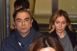 Cựu Chủ tịch hãng ôtô Nissan, ông Carlos Ghosn (trái) và vợ Carole Ghosn (phải) tại Tokyo, Nhật Bản ngày 3/4/2019. (Nguồn: AFP/TTXVN) 