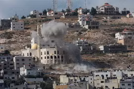 Khói bốc lên trong xung đột giữa binh sỹ Israel và người biểu tình Palestine ở thành phố Jenin, Bờ Tây ngày 19/6/2023. (Ảnh: THX/TTXVN)