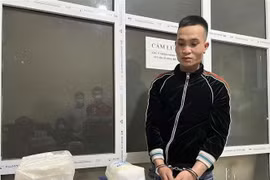 Đối tượng Tòng Văn Phóc cùng tang vật bị Công an tỉnh Vĩnh Phúc thu giữ. (Ảnh: TTXVN phát) 