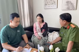 Công an Thành phố Hồ Chí Minh ghi lời khai của đối tượng Nhật Vi (áo hồng). (Ảnh: TTXVN phát)