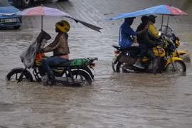 Mưa lớn gây ngập lụt tại Mombasa, Kenya. (Ảnh: AFP/TTXVN)