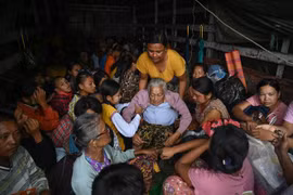 Người dân sơ tán tránh bão Mocha tại Sittwe, bang Rakhine, Myanmar, ngày 13/5/2023. (Ảnh: AFP/TTXVN)