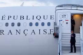 Tổng thống Pháp Emmanuel Macron đã bay tới vùng lãnh thổ New Caledonia của nước này ở Thái Bình Dương. (Nguồn: Independent)