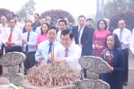 Lãnh đạo Đảng, Nhà nước dâng hương tại phần mộ Tổng Bí thư Trần Phú ở xã Tùng Ảnh, huyện Đức Thọ. (Ảnh: Hoàng Ngà/TTXVN)