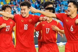 Các cầu thủ U23 Việt Nam ăn mừng bàn thắng mở tỷ số, cũng là bàn thắng duy nhất của trận đấu từ pha đánh đầu hiểm hóc của Trần Bảo Toàn ở phút 45+1. (Ảnh: VFF/TTXVN phát) 