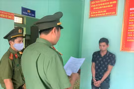 Cơ quan An ninh điều tra tống đạt quyết định khởi tố vụ án, khởi tố bị can và lệnh tạm giam đối với Nguyễn Thành Lâm về tội 'Tổ chức cho người khác nhập cảnh Việt Nam trái phép.' (Nguồn: nld.com.vn) 