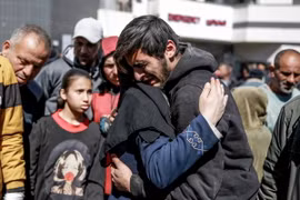 Nỗi đau mất người thân trong vụ tấn công của Israel ngày 29/2/2024. (Nguồn: AFP/TTXVN)