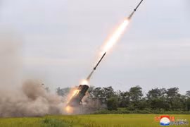 Triều Tiên thử nghiệm hệ thống phóng rocket đa nòng (MRLS) 240 mm nâng cấp dưới sự giám sát của nhà lãnh đạo Kim Jong Un, ngày 27/8/2024. (Ảnh: Yonhap/TTXVN)