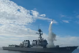 Tên lửa hành trình Tomahawk được phóng từ tàu khu trục USS Preble của Mỹ trên Thái Bình Dương. (Ảnh: AFP/TTXVN)