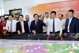 Thủ tướng Phạm Minh Chính xem mô hình quy hoạch tỉnh Hậu Giang. (Ảnh: Dương Giang/TTXVN) 