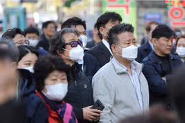 Người dân đeo khẩu trang phòng lây nhiễm COVID-19 tại Seoul, Hàn Quốc ngày 14/4/2020. (Nguồn: Yonhap/TTXVN) 