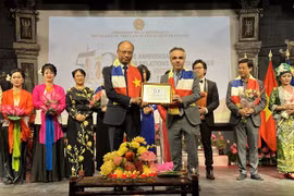 Đại sứ Việt Nam tại Pháp Đinh Toàn Thắng trao quà lưu niệm cho ông Benoit Guidée, đại diện Bộ Châu Âu và Ngoại giao Pháp. (Ảnh: Nguyễn Thu Hà/TTXVN)