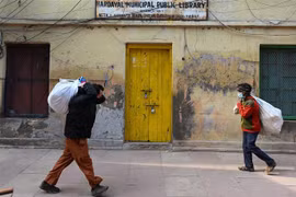 Người dân đeo khẩu trang phòng dịch COVID-19 tại New Delhi, Ấn Độ, ngày 16/1/2022. (Ảnh: AFP/TTXVN) 