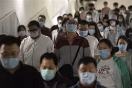 Người dân đeo khẩu trang phòng dịch COVID-19 tại Bắc Kinh, Trung Quốc ngày 12/5/2020. (Nguồn: AFP/TTXVN) 