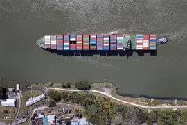 Con tàu di chuyển qua Kênh đào Panama tại Panama City. (Ảnh: AFP/TTXVN)