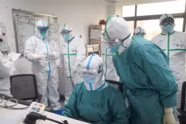Nhân viên y tế làm việc tại bệnh viện ở thành phố Vũ Hán, tỉnh Hồ Bắc, Trung Quốc, ngày 27/1/2020. (Nguồn: THX/TTXVN) 