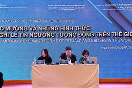 Các đại biểu chủ trì Hội thảo Quốc tế Mo Mường và những hình thức nghi lễ tín ngưỡng tương đồng trên thế giới. (Ảnh: Thanh Hải/TTXVN)