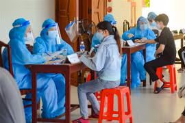 Tư vấn, khám lâm sàng cho người dân đến tiêm tại điểm tiêm Trung tâm Văn hóa quận Sơn Trà. (Ảnh: Văn Dũng/TTXVN) 