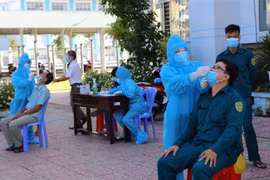 Lấy mẫu xét nghiệm sàng lọc SARS-CoV-2 tại thành phố Cao Lãnh, Đồng Tháp. (Ảnh: Chương Đài/TTXVN) 