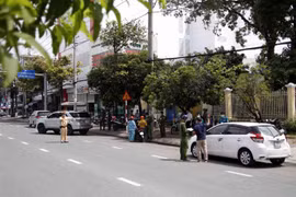 Tổ kiểm tra thực hiện các biện pháp phòng, chống dịch COVID-19 phường 5 phối hợp các lực lượng thuộc Công an thành phố Cà Mau kiểm tra trên tuyến đường Phan Ngọc Hiển vào trưa ngày 26/7. (Ảnh: Kim Há/TTXVN) 