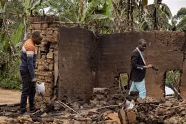 Một ngôi nhà bị phá hủy sau một vụ tấn công tại Cộng hòa Dân chủ Congo. (Ảnh: AFP/TTXVN)