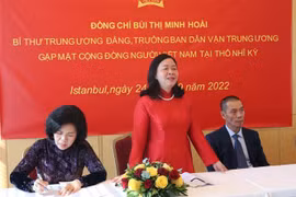 Trưởng Ban Dân vận Trung ương Bùi Thị Minh Hoài gặp gỡ đại diện Cộng đồng người Việt Nam tại Thổ Nhĩ Kỳ. (Ảnh: Ngọc Biên/TTXVN) 