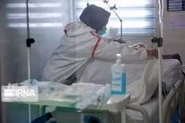 Nhân viên y tế điều trị cho bệnh nhân COVID-19 tại bệnh viện ở Iran. (Ảnh: IRNA/TTXVN) 