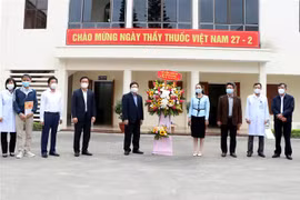 Trao tặng lẵng hoa của Thủ tướng Chính phủ Nguyễn Xuân Phúc chúc mừng các chiến sỹ áo trắng đang chống dịch COVID-19 tại Hải Dương. (Ảnh: Mạnh Tú/TTXVN) 