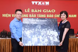 [Photo] TTXVN bàn giao hiện vật tặng Bảo tàng Báo chí Việt Nam