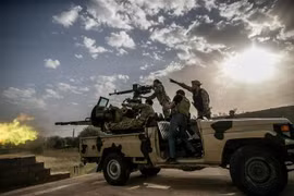 Lực lượng Chính phủ đoàn kết dân tộc Libya (GNA) xung đột với các tay súng LNA trung thành với Tướng Khalifa Haftar tại mặt trận Al-Ramla ở Tripoli ngày 27/3/2020. (Nguồn: THX/TTXVN) 