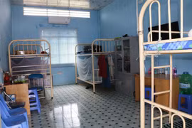 Bên trong một phòng lưu trú đảm bảo về điều kiện giãn cách tại nhà máy sản xuất gạch men trên địa bàn huyện Tam Nông, Đồng Tháp. (Ảnh: Chương Đài/TTXVN) 