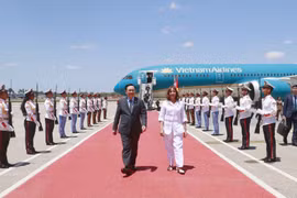Phó Chủ tịch Quốc hội Cuba Ana Maria Mari Machado đón Chủ tịch Quốc hội Vương Đình Huệ tại Sân bay José Martí. (Ảnh: Doãn Tấn/TTXVN)