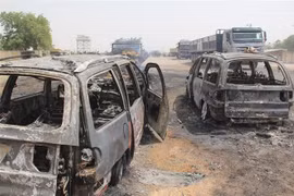 Ôtô bị thiêu rụi trong một vụ tấn công tại Nigeria. (Nguồn: AFP/TTXVN) 